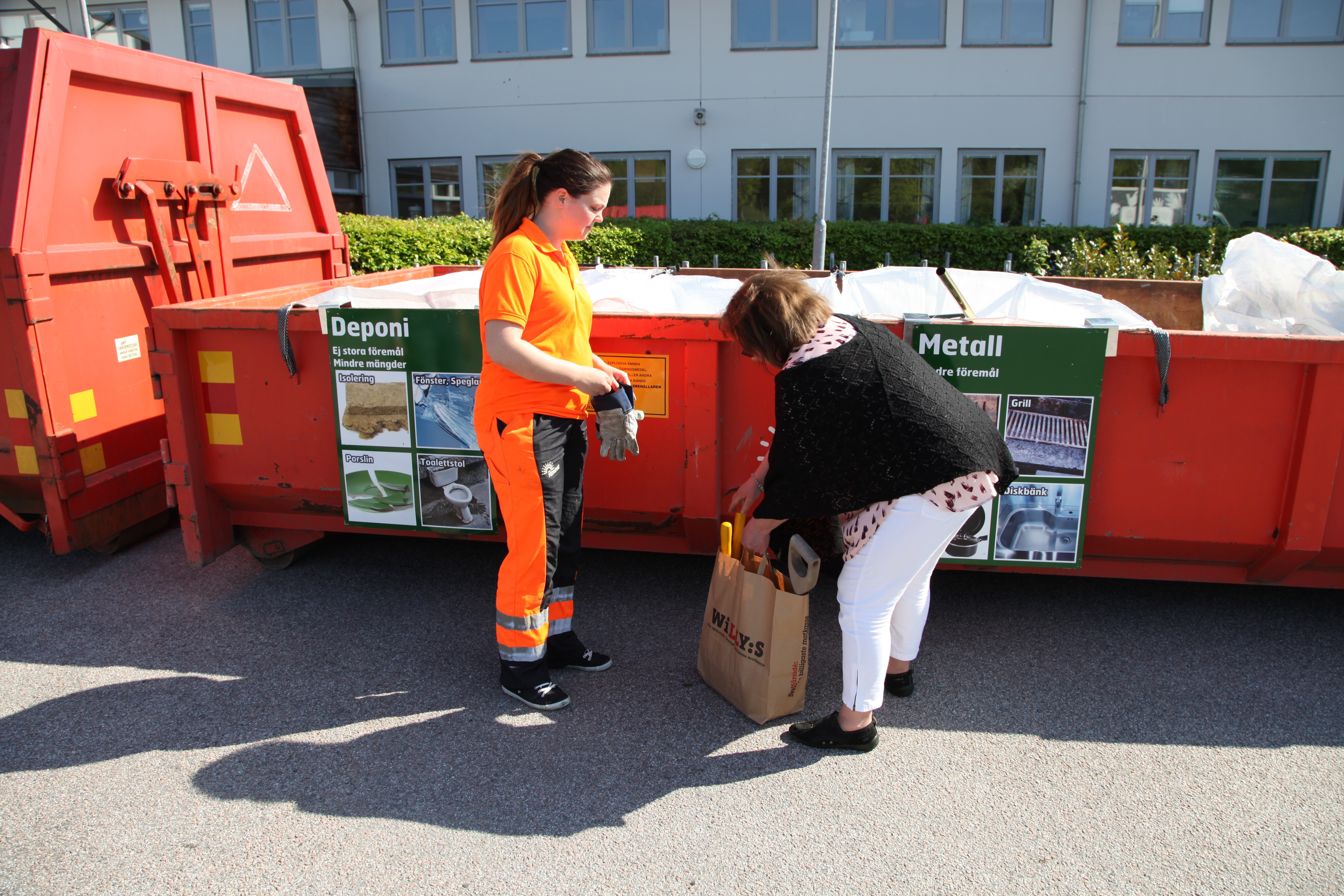 En bild som visar kommunens mobila återvinningscentral